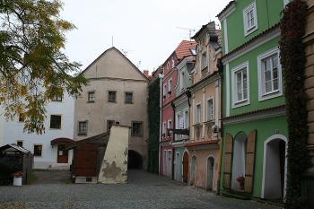 Pohled ulicí Pod sklípky k východu (© Ivan Grisa, 10/2008)