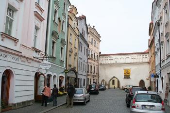 Zámecká ulice k severu, v pozadí brány Příhrádku (© Ivan Grisa, 10/2008)
