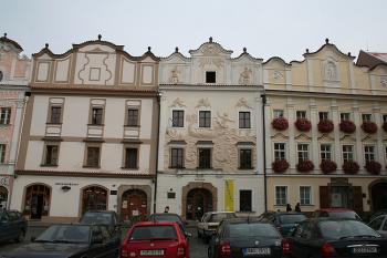 Jižní část východní strany Pernštýnského náměstí s domem U Jonáše (© Ivan Grisa, 10/2008)