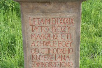 nápis o jejich vystavění ( © Milan Caha 06/2008)