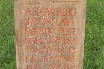 nápis o jejich vystavění ( © Milan Caha 06/2008)