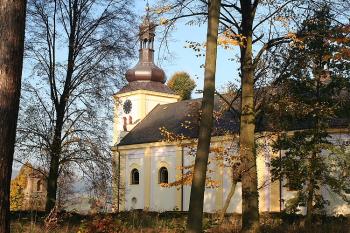Západní část kostela od jihovýchodu, vlevo mezi stromy ruina kaple sv. Kříže (© Ivan Grisa, 10/2008)