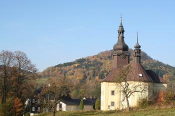 Kostel a fara od východu (© Ivan Grisa, 10/2008)