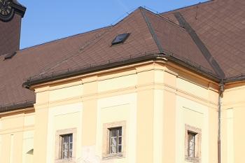 Jižní přístavek se slunečními hodinami (© Ivan Grisa, 10/2008)