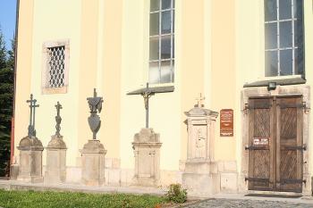 Náhrobky z původního hřbitova (© Ivan Grisa, 10/2008)