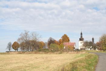 Kostel a nový hřbitov ze silnice do Velké Bukoviny (© Ivan Grisa, 10/2008)