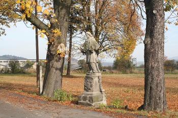 Socha sv. Jana Nepomuckého východně od kostela (© Ivan Grisa, 10/2008)