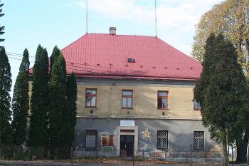 Bývalá škola z roku 1828 severně od kostela (© Ivan Grisa, 10/2008)