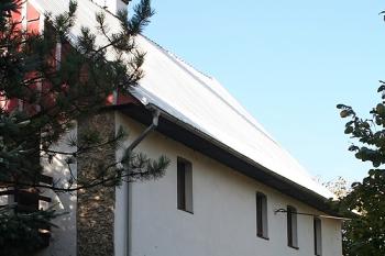 Severní stěna chalupy na místě zámku (© Ivan Grisa, 10/2008)