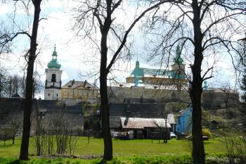 pohled na poutní areál od severu, přes Ploučnici (© Jaroslav Valečka, 4/2012)