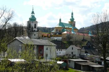 poutní areál od severovýchodu, z kamenného mostu přes Ploučnici (© Jaroslav Valečka, 4/2012)