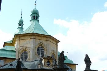 schodiště na horní nádvoří s kostelem a ambity (© Jaroslav Valečka, 4/2012)