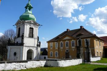 pohled k dolnímu nádvoří se zvonicí a děkanstvím (© Jaroslav Valečka, 4/2012)