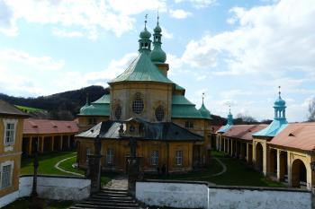 pohled na kostel s ambity ze severní terasy zvonice (© Jaroslav Valečka, 4/2012)
