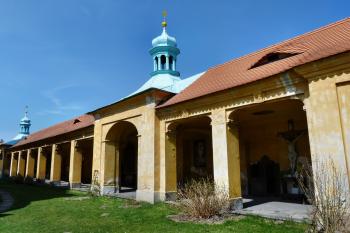 Horní Police - poutní areál a kostel Navštívení Panny Marie. (© František Kinař, 04/2015)