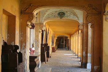 Průhled jižním ramenem ambitu k západu (© Ivan Grisa, 10/2008)