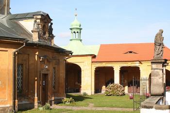 Severní rameno ambitu, vlevo závěr kostela (© Ivan Grisa, 10/2008)