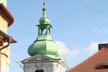 Zvonice a arciděkanství z horního nádvoří (© Ivan Grisa, 10/2008)