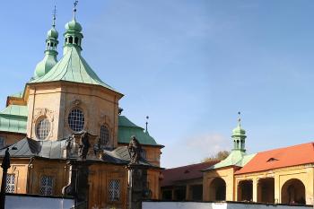 Závěr kostela a severní rameno ambitu ze spodního nádvoří (© Ivan Grisa, 10/2008)