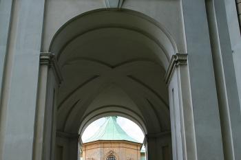 Průhled přízemím zvonice na závěr kostela ( © Ivan Grisa 05/2009)