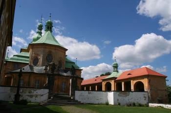 Kostel a ambity od východu ( © Ivan Grisa 05/2009)