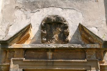 Sasko-lauenburský erb nad západním portálem kostela ( © Ivan Grisa 05/2009)