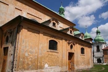 Jižní průčelí kostela ( © Ivan Grisa 05/2009)