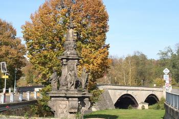 Mariánské sousoší od jihu, v pozadí starý most (© Ivan Grisa, 10/2008)