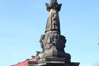 Pohled od východu, zřetelně viditelná oboustranná socha Panny Marie (© Ivan Grisa, 10/2008)
