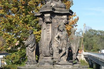 Tři ze čtyř soch světců ve "spodním patře", uprostřed sv. Šebestián (© Ivan Grisa, 10/2008)