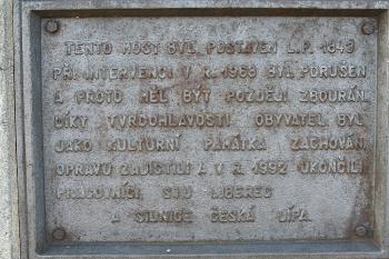 Pamětní tabule na jižním konci mostu (v západní zábradelní zídce) (© Ivan Grisa, 10/2008)
