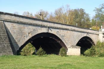 Oba hlavní oblouky přes Ploučnici od jihovýchodu (© Ivan Grisa, 10/2008)