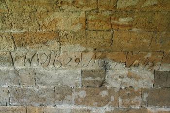 Kámen s výškou hladiny při povodni 29. 3. 1845 v nejjižnějším poli mostu ( © Ivan Grisa 05/2009)