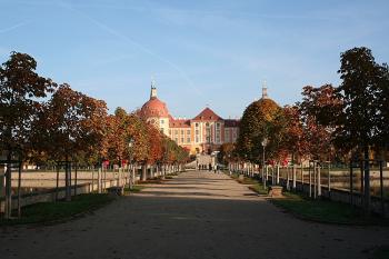 Pohled na zámek přes jižní přístupovou hráz (© Ivan Grisa, 10/2008)