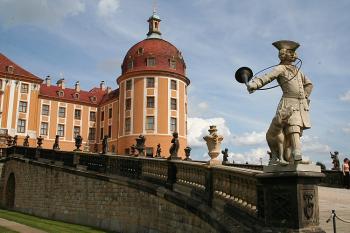 Jižní přístupová rampa se sochou lovčího (© Ivan Grisa, 08/2007)