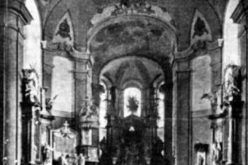 interiér kostela na počátku 20. století (© Antonín Podlaha: Posvátná místa království Českého; Díl 3., Vikariáty: Kralovický, Vlašimský a Zbraslavský, Dědictví sv. Jana Nepomuckého, Praha 1909)