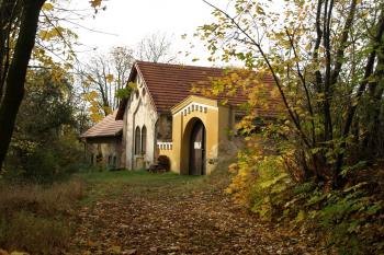 hrobnický domek a obřadní síň ( © Milan Caha 10/2008)