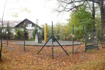betonové plato nad zasypanou šachetní jámou doli Salm I - Ignát ( © Jan P. Štěpánek 10/2008)