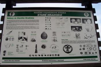 Staré Hradisko - Jedna z tabulí Naučné stezky po Starém Hradisku. (© Ivo Rozehnal, 10/2008)