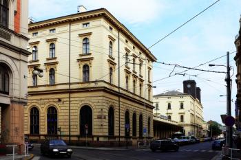 Restaurační budova na nároží Hybernské a Havlíčkovy. ( © Jan Sommer 10/2008)