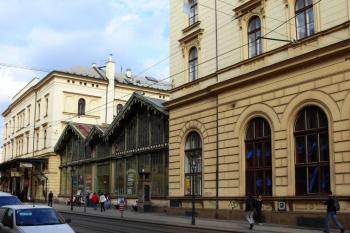 Průčelí dvorany v Havlíčkově ulici; v pozadí příjezdová budova. ( © Jan Sommer 10/2008)