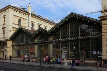 Průčelí dvorany v Havlíčkově ulici. ( © Jan Sommer 10/2008)
