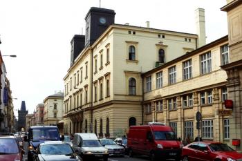 Odjezdová budova a objekt pošty (vpravo). ( © Jan Sommer 10/2008)
