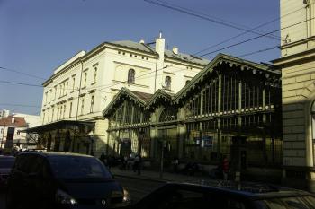 dvorana a příjezdová budova ( © Milan Caha 10/2007)