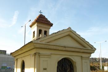průčelí kaple ( © Milan Caha 10/2008)