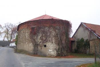 Malé Hradisko - větrný mlýn v Brankách (© Ivo Rozehnal, 10/2008)