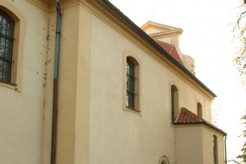 severní zeď lodi se zazděným gotickým portálem ( © Milan Caha 10/2008)