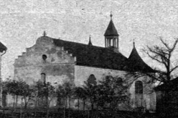 kostel před novobarokní dostavbou (© Antonín Podlaha: Posvátná místa království Českého; Díl 2., Vikariáty: Berounský, Bystřický a Plzeňský, Dědictví sv. Jana Nepomuckého, Praha 1908)