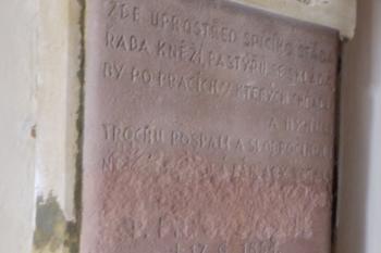 Zazděný kněžský náhrobek (© Johannes Cladis, 09/2014)