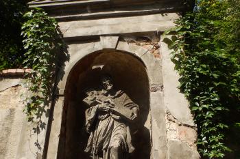 Socha sv. Jana Nepomuckého v hřbitovní zdi (© Johannes Cladis, 09/2014)